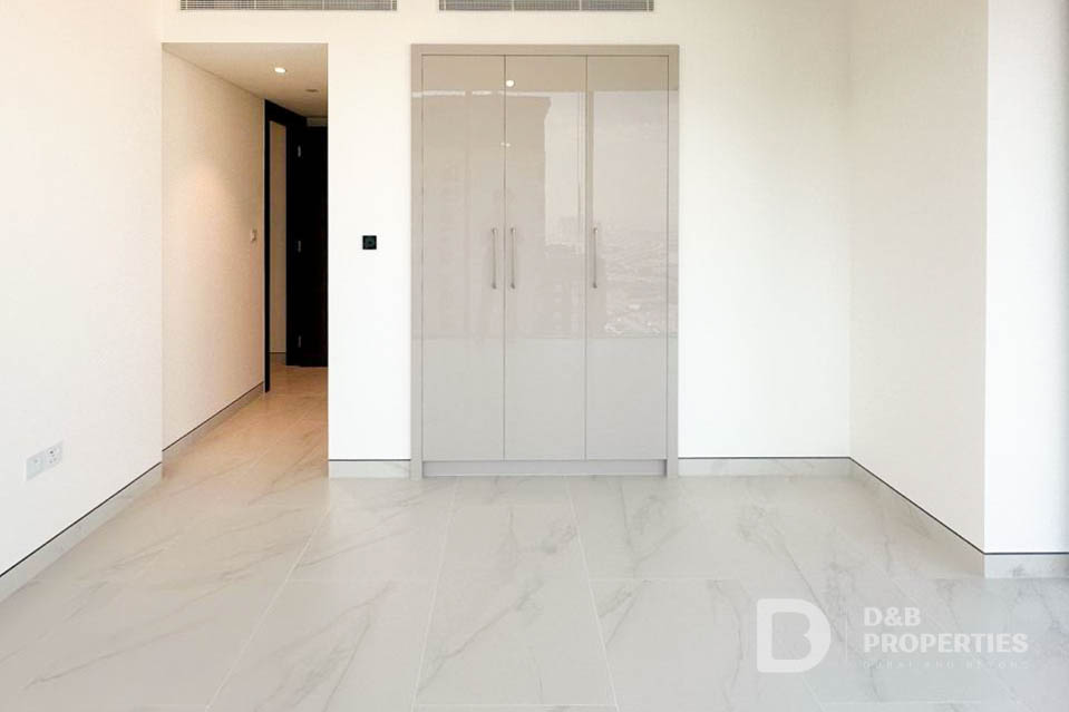 Creek View | Mid Floor | Spacious | Vacant